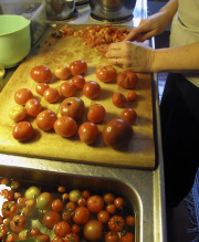 Preparing tomato salsa - Tomaattisalsan tekoa