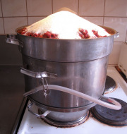 Cooking berry juice - Marjamehun keitto