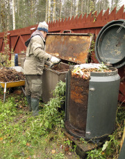Emptying compost containers - Kompostorien tyhjennys