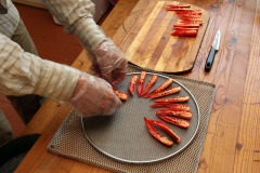 Drying chili peppers - Chilin palkojen kuivaaminen