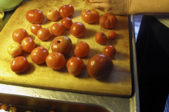 Preparing tomato salsa - Tomaattisalsan tekoa