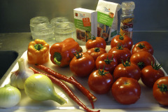 Cooking hot tomato jam - Paholaisen hillo tekeillä