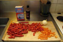 Cooking chili sauce - Chilikastikkeen keitto