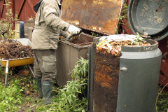 Emptying compost containers - Kompostorien tyhjennys