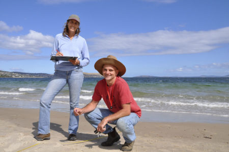 Denise Hardesty and Chris Wilcox at marine debris survey in Australia. Rantaroskan kartoitusta Australiassa. Photo: CSIRO