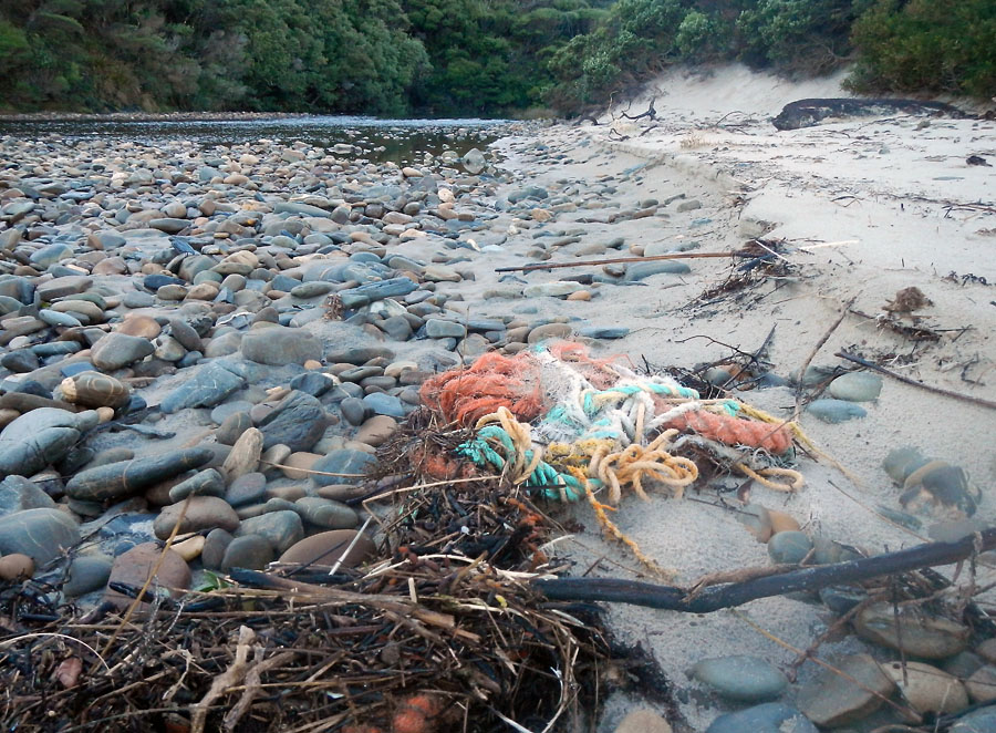 Trawl remains on remote beach in Tasmania. Pitkäsiima roskaa syrjäistä Tasmanian rannikkoa. Photo: CSIRO