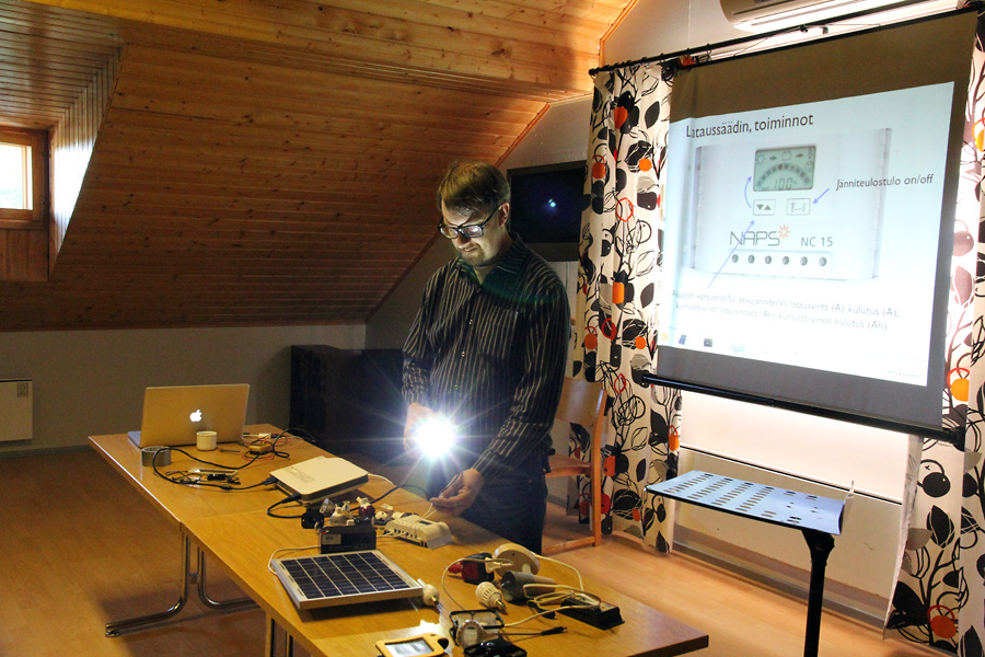 Janne Käpylehdon suunnittelemaa 10 watin aurinkolaturia kännyköille saa valmiina tai itse koottavana sarjana. Niitä koottiin Reikäreunan työpajassa. Kuva: Seppo Leinonen